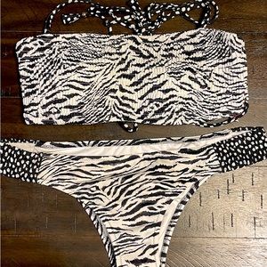 Victorias Secret bikini Set Size L Top & M Bottoms - like new